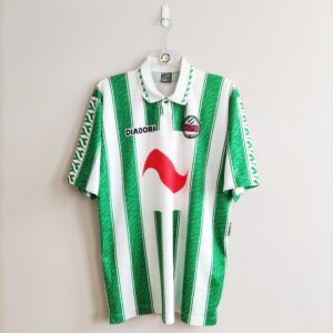 Domowa koszulka piłkarska klubu Rapid Wiedeń z sezonu1996-98 w kolorze biało-zielonym w rozmiarze XL.