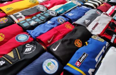Blog o tematyce retro koszulek piłkarskich. Koszulki piłkarskie ułożone w mozaikę. UNFORGETTABLE FOOTBALL SHIRTS.