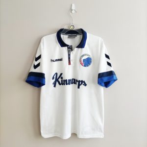 Domowa koszulka piłkarska klubu FC Kopenhaga z sezonu 1997-98 w kolorze białym marki Hummel.