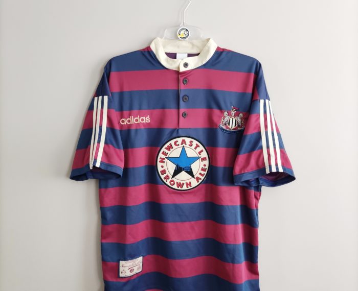 Kultowa wyjazdowa koszulka Newcastle United z sezonu 1995-96