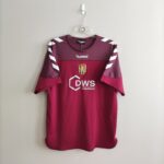 Treningowa koszulka piłkarska klubu Aston Villa z sezonu 2004-05 w kolorze burgundowym marki Hummel.