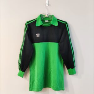 Bluza bramkarska template marki Adidas z 1980 roku w kolorze zielono-czarnym.