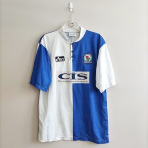 Domowa koszulka piłkarska klubu Blackburn Rovers z lat 1996-98 w kolorze biało-niebieskim firmy Asics.