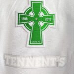 Trzecia koszulka jubileuszowa klubu Celtic Glasgow z sezonu 2012-13 w kolorze białym marki Nike.