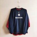 Bluza treningowa klubu Crew Alexandra z sezonu 2001-03 w kolorze granatowym firmy Rebook.