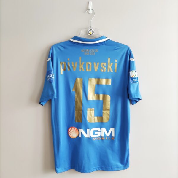 Koszulka piłkarska Novara Calcio z sezonu 2013-14 (#15 Filip Pivkovski) koszulka domowa - match prepared w rozmiarze M