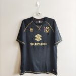 Koszulka piłkarska klubu Milton Keynes Dons 2016-17 trzecia w kolorze czarnym marki Errea.