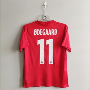 Koszulka reprezentacji Norwegii z sezonu 2015-16 numer 11. Martin Ødegaard w kolorze czerwonym marki Nike.