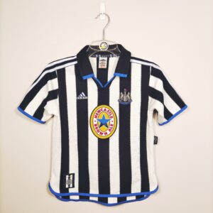 Koszulka piłkarska Newcastle United 1999-00 domowa w rozmiarze large boys w czarno-białe pasy.