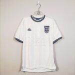 Koszulka piłkarska reprezentacji Anglii z sezonu 1999-00 domowa w kolorze białym marki Umbro.