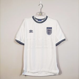 Koszulka piłkarska reprezentacji Anglii z sezonu 1999-00 domowa w kolorze białym marki Umbro.