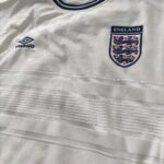 Koszulka piłkarska reprezentacji Anglii z sezonu 1999-2000 w kolorze białym marki Umbro.