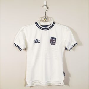 Domowa koszulka reprezentacji Anglii z sezonu 1999-00 w kolorze białym marki Umbro.
