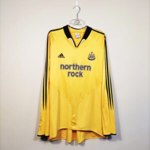 Koszulka piłkarska z długim rękawem klubu Newcastle United z sezonu 2004-05 w kolorze żółtym marki adidas.