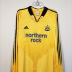 Koszulka piłkarska z długim rękawem klubu Newcastle United z sezonu 2004-05 w kolorze żółtym marki adidas.