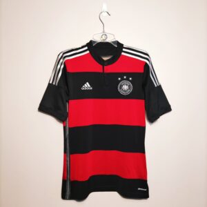 Wyjazdowa koszulka piłkarska reprezentacji Niemiec z sezonu 2014-15 w kolorze czerwono czarnym marki adidas.