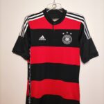 Wyjazdowa koszulka piłkarska reprezentacji Niemiec z sezonu 2014-15 w kolorze czerwono czarnym marki adidas.