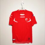 Wyjazdowa koszulka piłkarska klubu Crvena Zvezda Belgrad z sezonu 2012-13 w kolorze czerwonym.