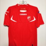 Wyjazdowa koszulka piłkarska klubu Crvena Zvezda Belgrad z sezonu 2012-13 w kolorze czerwonym.