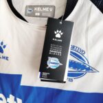 Koszulka piłkarska trzecia klubu Deportivo Alaves z sezonu 2019-20 w kolorze biało-niebieskim marki Kelme.