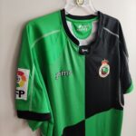 Wyjazdowa koszulka piłkarska klubu Racing Santander z sezonu 2008-09 w kolorze zielono-czarnym marki Joma.