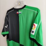 Wyjazdowa koszulka piłkarska klubu Racing Santander z sezonu 2008-09 w kolorze zielono-czarnym marki Joma.