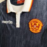 Wyjazdowa koszulka piłkarska klubu Motherwell z sezonu 2016-17 w kolorze granatowym firmy Macron.