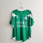 Wyjazdowa koszulka piłkarska klubu Silkeborg IF z sezonu 2008-09 piłkarz Jeppe Brandrup w kolorze zielonym marki Umbro.