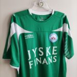 Wyjazdowa koszulka piłkarska klubu Silkeborg IF z sezonu 2008-09 piłkarz Jeppe Brandrup w kolorze zielonym marki Umbro.