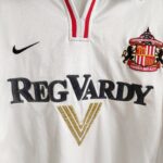 Wyjazdowa koszulka piłkarska klubu Sunderland AFC z sezonu 2000-02 w kolorze białym marki Nike.