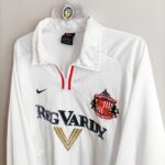 Wyjazdowa koszulka piłkarska klubu Sunderland AFC z sezonu 2000-02 w kolorze białym marki Nike.