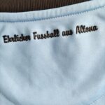 Wyjazdowa koszulka piłkarska klubu Altona 93 z sezonu 2013-14 w kolorze biało-niebieskim firmy Do You Football.
