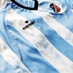 Wyjazdowa koszulka piłkarska klubu Altona 93 z sezonu 2013-14 w kolorze biało-niebieskim firmy Do You Football.