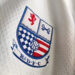 Domowa koszulka piłkarska klubu Rushden & Diamonds z sezonu 1997-98 w kolorze białym marki Olympic.