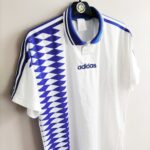 Koszulka piłkarska Adidas template z 1994 roku w kolorze biało-niebieskim.