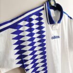 Koszulka piłkarska Adidas template z 1994 roku w kolorze biało-niebieskim.