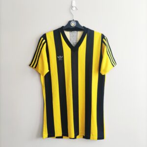 Koszulka piłkarska Adidas 80s template w kolorze zółto-czarnym.