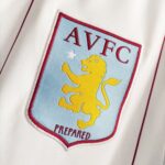 Wyjazdowa koszulka piłkarska klubu Aston Villa z sezonu 2014-15 w kolorze białym marki Macron.