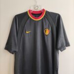 Wyjazdowa koszulka reprezentacji Belgia z lat 2000-02 w kolorze czarnym marki Nike.