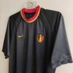 Wyjazdowa koszulka reprezentacji Belgia z lat 2000-02 w kolorze czarnym marki Nike.
