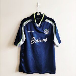 Wyjazdowa koszulka piłkarska Bury FC z sezonu 1999-00 w kolorze granatowym marki Diadora.