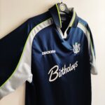 Wyjazdowa koszulka piłkarska Bury FC z sezonu 1999-00 w kolorze granatowym marki Diadora.