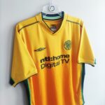 Wyjazdowa koszulka Celtic Glasgow z sezonu 2002-03 w kolorze żółtym marki Umbro.