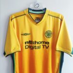 Wyjazdowa koszulka Celtic Glasgow z sezonu 2002-03 w kolorze żółtym marki Umbro.