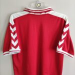 Tył domowej koszulki reprezentacji Danii z sezonu 1998-99 w kolorze czerwonym marki Hummel.