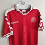 Domowa koszulka reprezentacji Danii z sezonu 1998-99 w kolorze czerwonym marki Hummel.