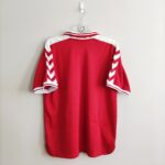 Tył domowej koszulki reprezentacji Danii z sezonu 1998-99 w kolorze czerwonym marki Hummel.