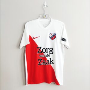 Domowa koszulka piłkarska klubu FC Utrecht 2019-20 w kolorze biało-czerwonym marki Nike.