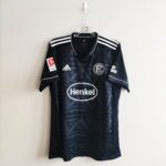 Trzecia koszulka piłkarska klubu Fortuna Dusseldorf 2021-22 w kolorze czarnym marki Adidas.