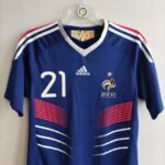 Domowa koszulka reprezentacji Francji z sezonu 2009-10 Anelka w kolorze niebieskim marki Adidas.